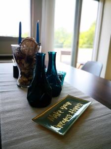 尼科西亚The Bridge-House Apartment的一张桌子,上面有三个花瓶和一个菜单