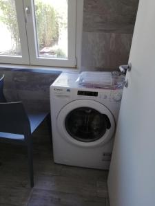 兰佐丁泰尔维La casa di Beppe c cir D1135的带窗户的客房内的洗衣机