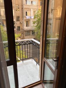 埃里温Apartment on Moskovyan 31的从窗户可欣赏到阳台的景色