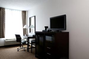 尼古拉斯维尔西南莱克星顿尼古拉斯维尔快捷假日酒店的酒店客房设有电视和带电脑的书桌