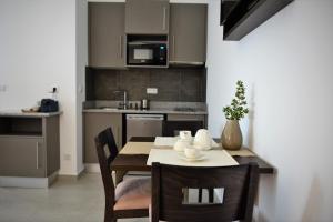 韦迪堡Vistas - Herdade do Zambujal的带桌椅的厨房和带水槽的厨房