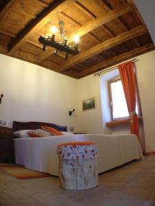 BianzoneAgriturismo Antico Filare的一间卧室设有一张大床和一个窗户。