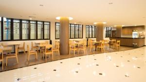 华欣VISA Hotel Hua Hin - SHA Plus的大楼内带桌椅的用餐区
