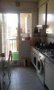 马德里Habitación MV的厨房配有炉灶和洗衣机。