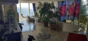 Gemlik阿塔迈尔多加度假酒店的一间客厅,地板上种植了盆栽植物