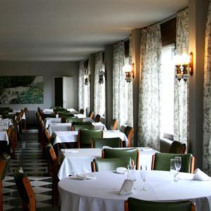 埃尔塞拉特萨尔瓦多普拉代酒店的用餐室配有白色的桌子和绿色的椅子