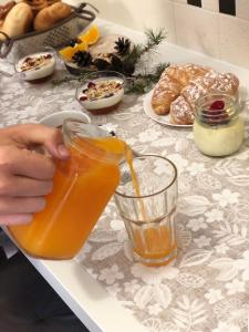 斯尔斯DAD HOME的把一杯橙汁倒在桌子上的人