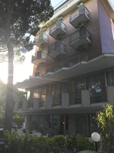 米兰马瑞提那海地酒店 的旁边带阳台的建筑