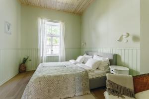 哈普萨卢Villa Frieda的绿色卧室设有床和窗户