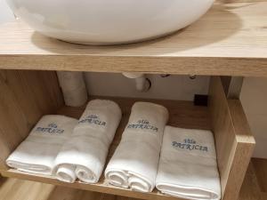 斯塔里格勒Villa Patricia的浴室内带四条滚毛巾的架子