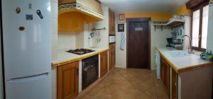 阿拉尔孔Casa Eloísa的厨房配有白色冰箱和水槽