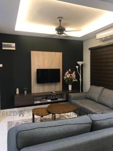 双溪毛糯Cozy Apartment @ Hospital Sungai Buloh的带沙发和电视的客厅