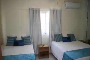 圣斐利-银港Villa Deluxe Costambar的一间卧室设有两张床和窗户。