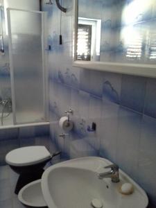 苏佩塔尔ROOMS LUCE 2 & Supetar的浴室配有白色水槽和卫生间。