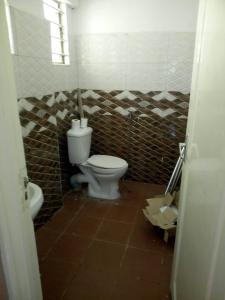 Kenya Inn的一间浴室