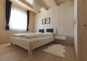 布鲁尼科Winklerhof Apartments的一间卧室设有床、窗户和地毯。