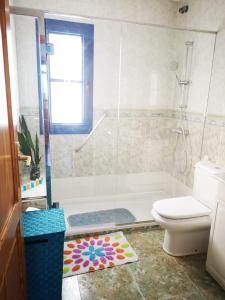 普拉亚布兰卡El Faro的带浴缸和卫生间的浴室。