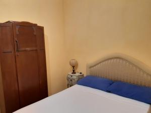 穆罗莱切塞Tenuta la Fresa的一间卧室配有一张带蓝色枕头的床和橱柜。