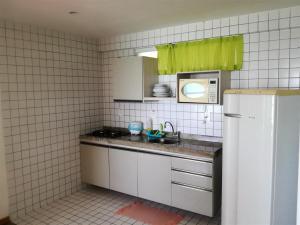 纳塔尔玛格丽特公寓酒店的厨房配有水槽和冰箱