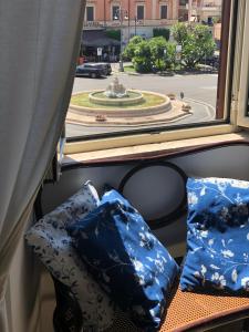 泰拉奇纳Central House Terracina的窗前的长凳上摆着两个蓝色枕头