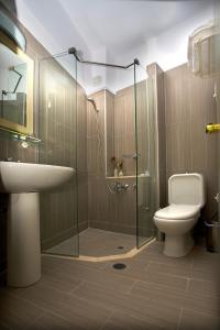 依拉佩特拉埃斯特仑酒店的带淋浴、卫生间和盥洗盆的浴室