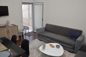 塞萨洛尼基White Tower Apartment的客厅配有沙发和桌子
