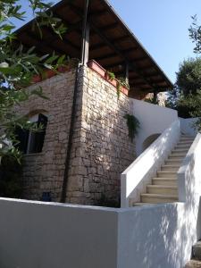 帕图Il trullo的一座石墙和楼梯的房子