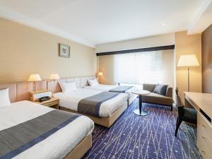 京都京都新阪急酒店的酒店客房配有两张床和一张书桌
