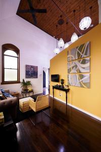 罗伯逊Angel Place Robertson的客厅设有黄色的墙壁和沙发