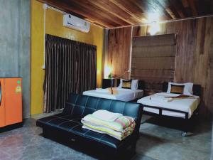 南府BAAN9NAN Home Lodge的一间带两张床和一张沙发的客厅