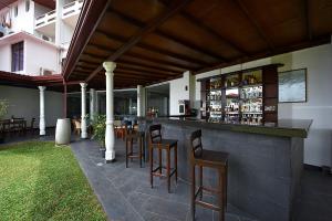 拉维尼亚山科伦坡成功酒店的餐厅内带木凳的酒吧