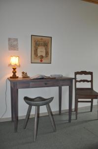 埃斯勒夫斯特罗普洛杜科特住宿加早餐旅馆的一张带椅子和台灯的木桌