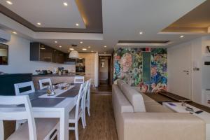斯利马Stylish Seaview Apartment In a Prime Location的用餐室以及带桌椅的厨房。