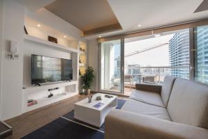斯利马Stylish Seaview Apartment In a Prime Location的带沙发和电视的客厅