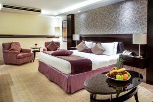 瓦迪穆萨佩特拉宾馆的酒店客房,配有一张床和一碗水果放在桌子上