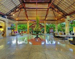 塞米亚克Bali Agung Village - CHSE Certified的大楼中央带桌子的大堂