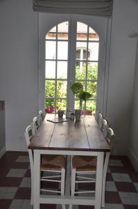 圣莫代福塞巴黎河滨旅馆 的餐桌、椅子和大窗户