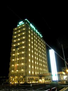 花卷市花卷市鲁特酒店的一座在晚上有灯的大建筑