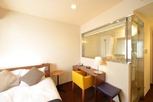 广岛东方酒店客房内的一张或多张床位