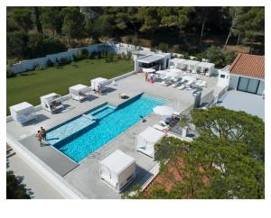 巴古尔宜都酒店-仅限成人的享有带躺椅的游泳池的顶部景致