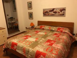 蒙德罗Great Sicily的一间卧室配有床,床上装有被子