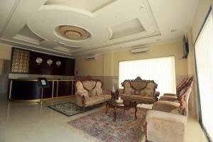 马斯喀特Al Dhiyafa Palace Hotel Apartments قصر الضيافة للشقق الفندقية的客厅配有两把椅子和一张桌子