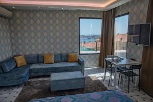 伊斯坦布尔ROYAL TAKSIM SUITES的客厅配有沙发和桌子