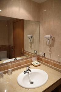 Tuña卡萨皮伯餐厅酒店的一间带水槽和大镜子的浴室