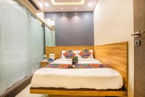 孟买FabExpress Marol Metro Andheri East的卧室配有一张床