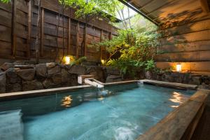 宫岛有本宫岛大酒店的一座带石墙和游泳池的室内游泳池