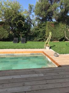 卡西斯Guest House Olivades的一个带木甲板和后院的游泳池
