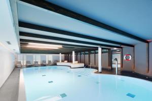 提努姆Relais & Châteaux Landhaus Stricker, Hotel des Jahres 2023的大楼中央的大型游泳池
