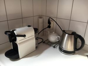 格罗宁根住宿办公050住宿加早餐旅馆的厨房柜台配有烤面包机和茶壶