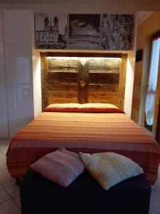 费尼斯Le Chat Riant的一张带木制床头板的床和两个枕头